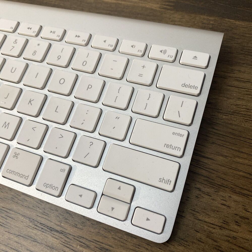 Apple A1314 Wireless Keyboard - White